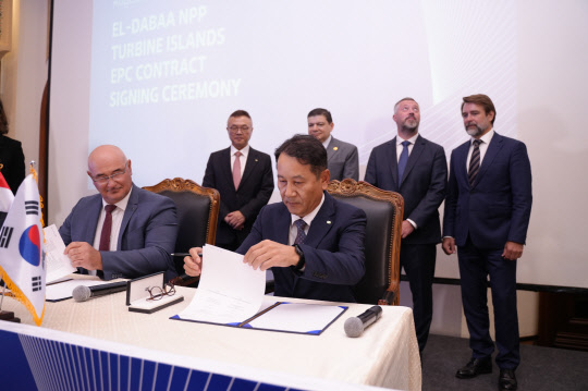 한수원, 이집트 엘다바 원전 2차측 건설사업 수주      (서울=연합뉴스) 권희원 기자 = 정부가 13년 만에 대규모 해외 원전 건설 프로젝트를 수주하면서 윤석열 정부가 출범 직후부터 약속한 '2030년까지 원전 10기 수출' 목표 달성에 속도가 붙을지 주목된다.      25일 산업통상자원부에 따르면 한국수력원자력은 이날 이집트 카이로에서 러시아 국영 원전기업 로사톰의 원전건설 담당 자회사인 ASE JSC사(社)와 3조원 규모의 이집트 엘다바 원전 건설 프로젝트 수주 계약을 체결했다. 2022.8.26 [한수원 제공. 재판매 및 DB 금지]      photo@yna.co.kr    (끝)